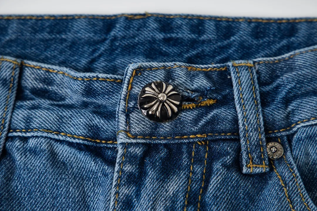 P270 model number Y847 Chrome Hearts & CH city limited series Sanskrit cross patch patchwork leather jeans require finished products to be washed and then disassembled and hand-stitched with sheepskin cross leather and then spliced ​​together to complete. The whole process is too complicated to explain. The texture can be seen in the hand, and it looks good. The styles with different washed textures are very friendly to people with thin legs and thick legs. The straight version is very flattering to the leg shape. The moderate length is timeless and can be matched easily and casually. It is the basic styling foundation for various styles and is a must-have in the wardrobe! The fabric is stiff but also makes the upper body soft without losing texture. The washing process is even more perfect. It is a must-have item for everyone! ! ! Washed wheat, hang tag, pants label, three labels are complete, the upper body effect is particularly stiff and stylish, super stylish, same style for men and women - Color: Size: 28 30 32 34